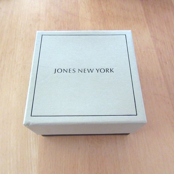 JONES NEW YORK clear crystal rhinestone swirl brooch - new in box - never worn - Picture 6 of 8